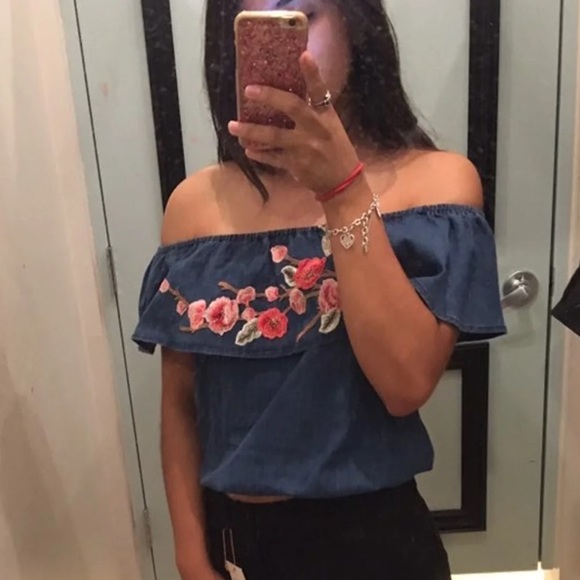 Off the Shoulder Floral shirt - Picture 3 of 3